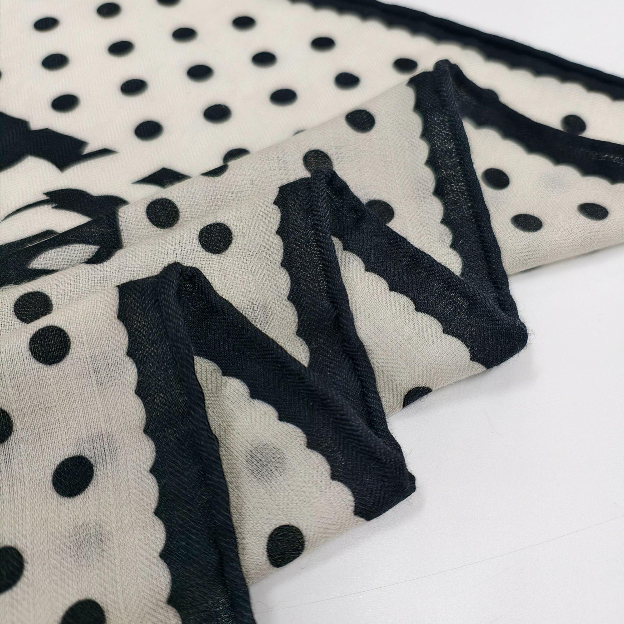 SilkWool Scarf – 70% Uld / 30% Mulberry Silke | Noir Bloom