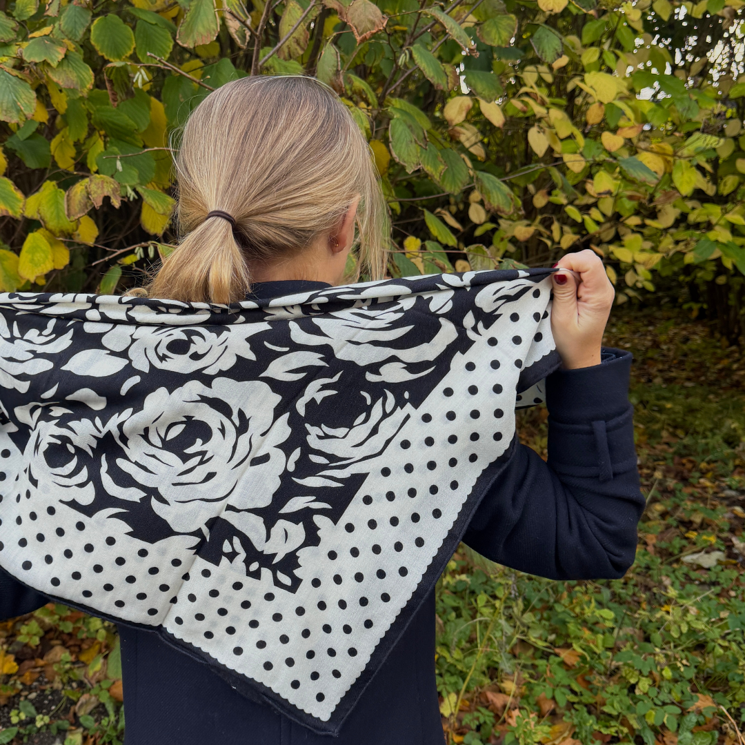 SilkWool Scarf – 70% Uld / 30% Mulberry Silke | Noir Bloom