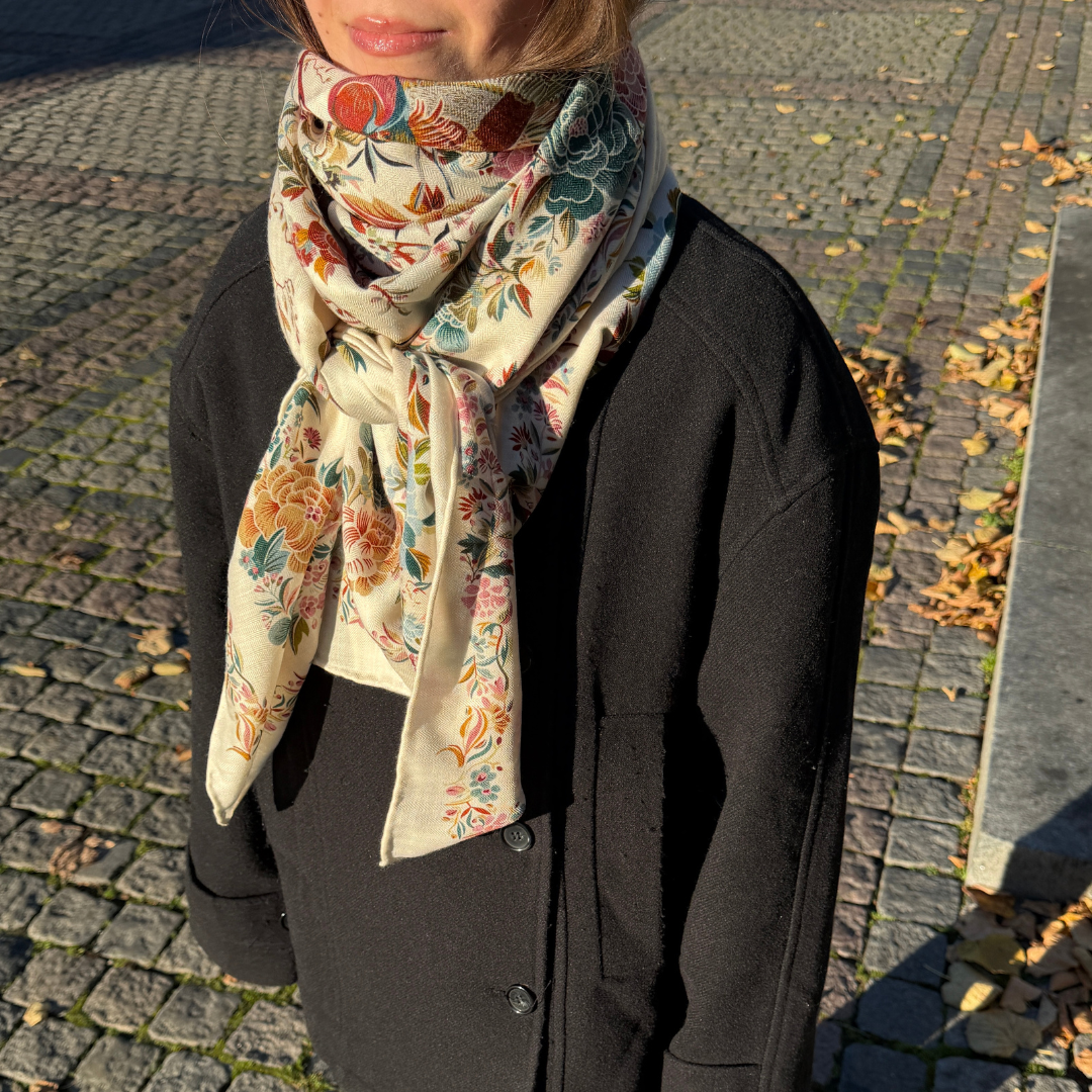 SilkWool-huivi – 70% villaa / 30% Mulperisilkkiä | Ivory Garden Silk (XL 140x140)