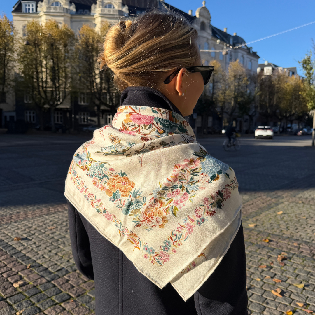 SilkWool-huivi – 70% villaa / 30% Mulperisilkkiä | Ivory Garden Silk (XL 140x140)