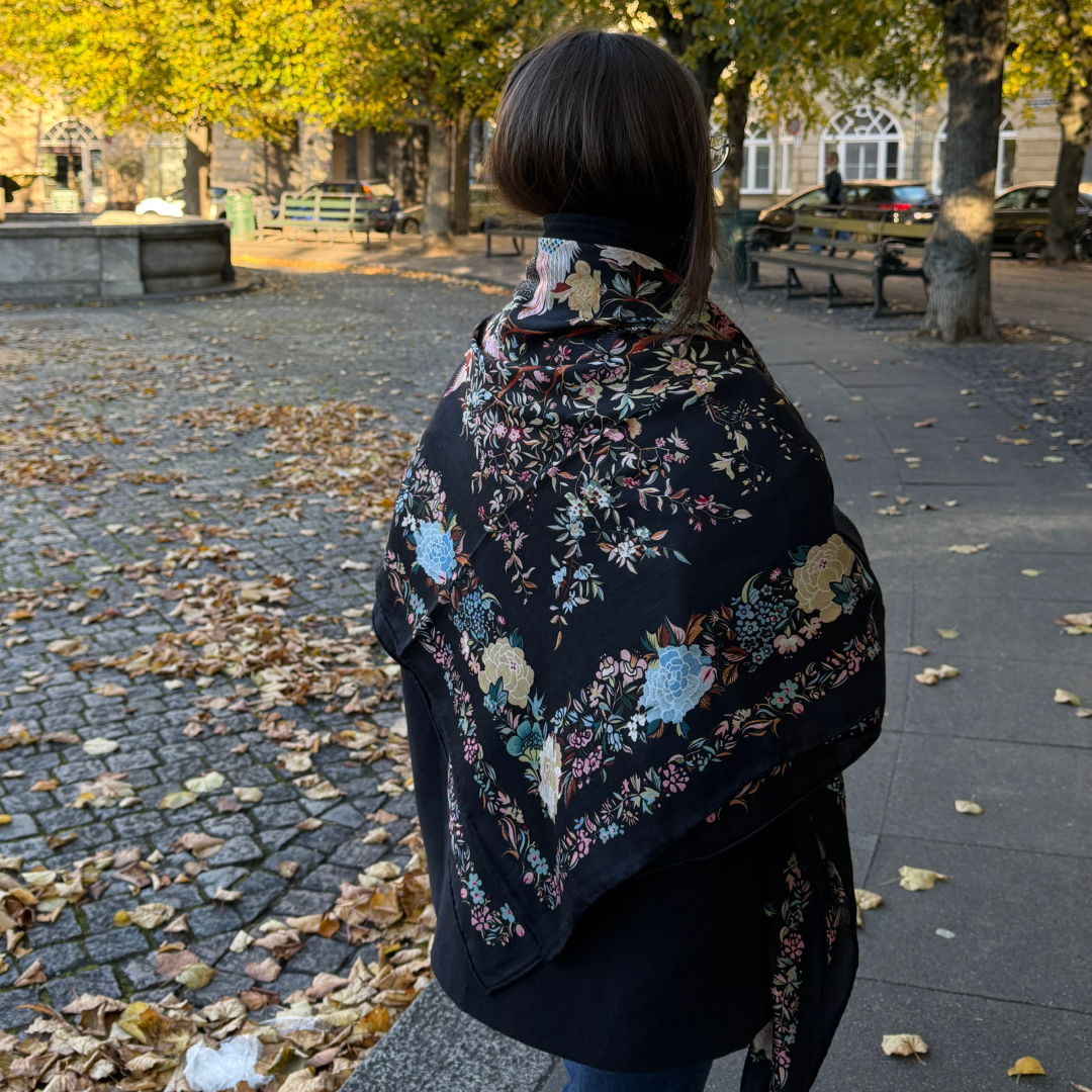 SilkWool-huivi – 70% villaa / 30% Mulperisilkkiä | Midnight Botanica (XL 140x140)