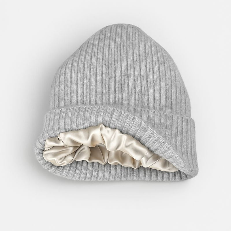 Silkefoeret hue i uld