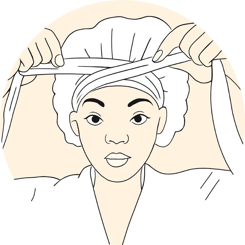 Kvinde med krøllet hår iført silke bonnet fra Cillouettes