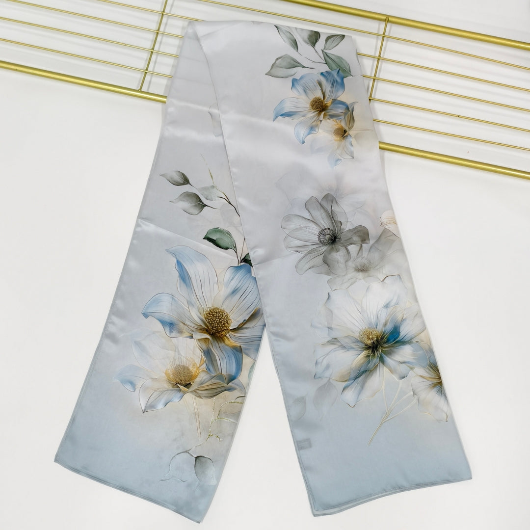 Signature Silketørklæde | Blue Magnolia | 55x175 cm