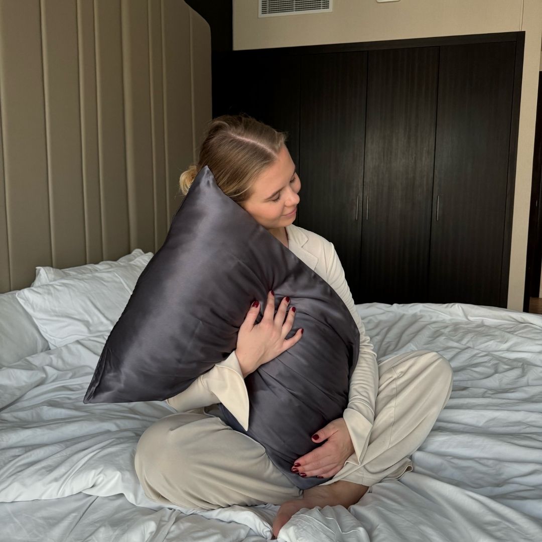 SILKE PUDEBETRÆK - MØRKEGRÅ