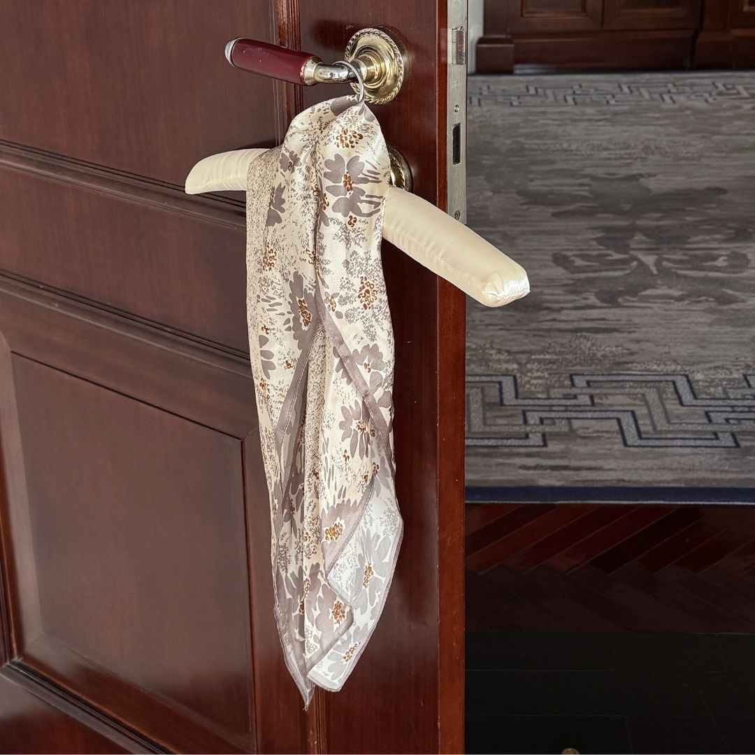 Silketørklæde - Grey Flower Mix | 68 CM