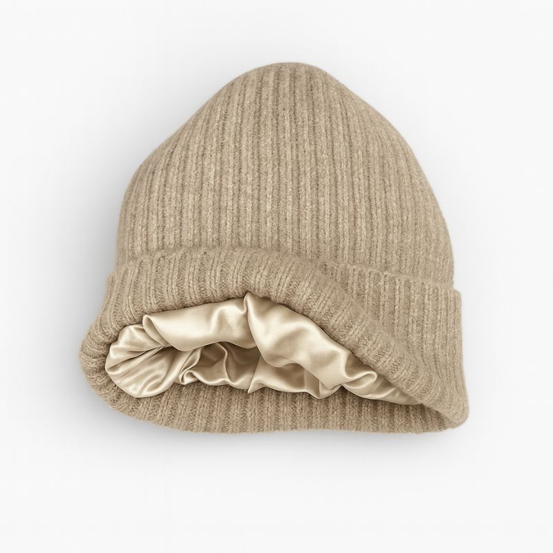 Silkefoeret hue i uld