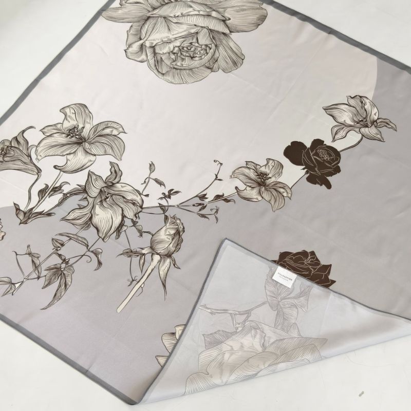 Silketørklæde | Grey Flowers | 90 CM