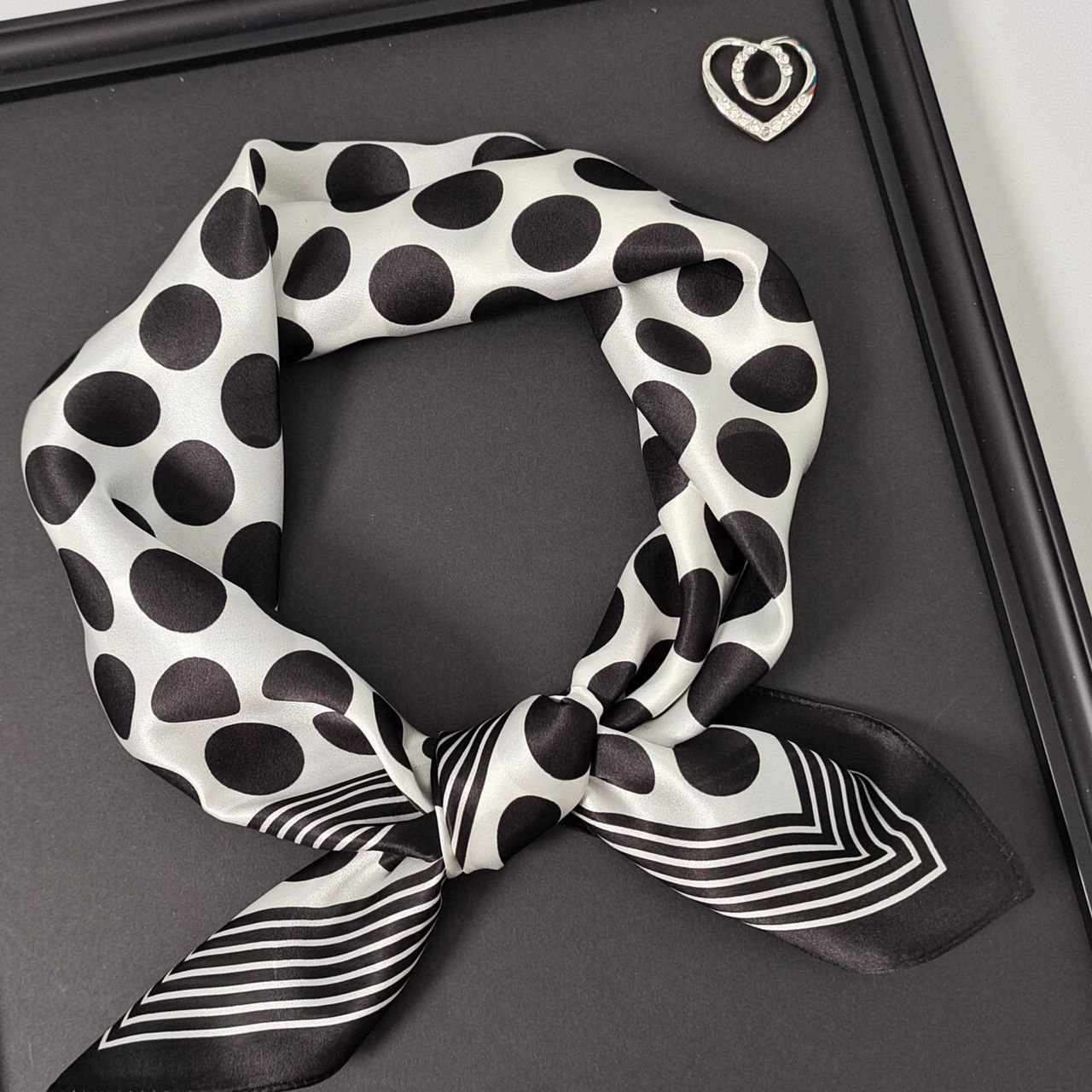Silketørklæde | Black Dots  | 68 CM